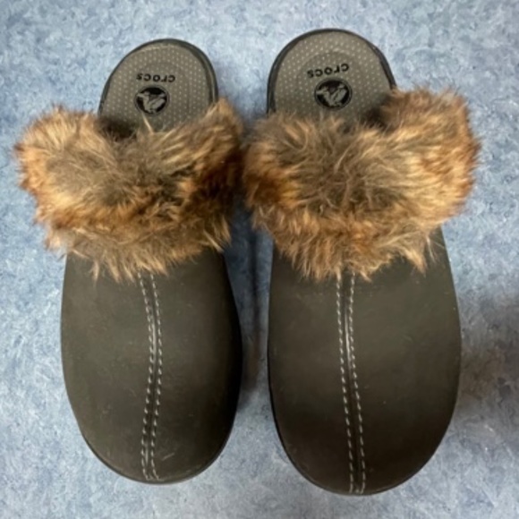 Crocs Women's Cobbler fuzz Clog with Faux Fur Slides Mules - Picture 1 of 5